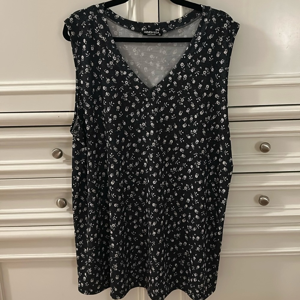 NWT Heimish sleeveless ditzy floral top